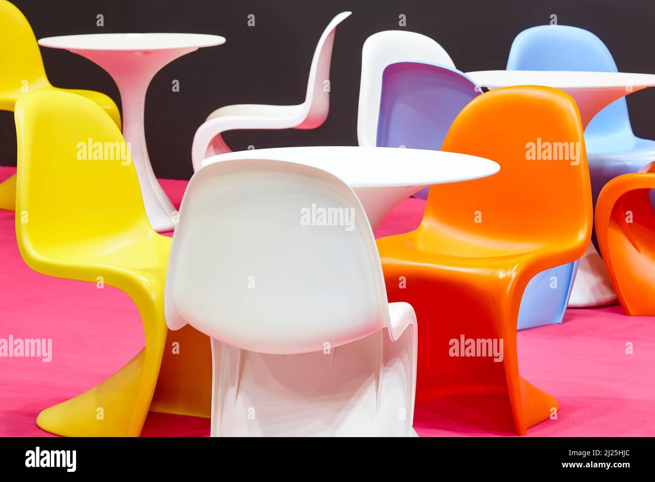 Sedie e tavoli contemporanei in plastica multicolore. Asilo interno Foto Stock