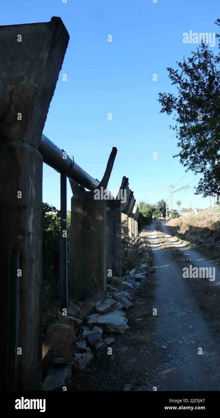 Calcestruzzo elevata canale irrigatorio avvolgimento attraverso campagna vicino a Alora Andalusia Foto Stock
