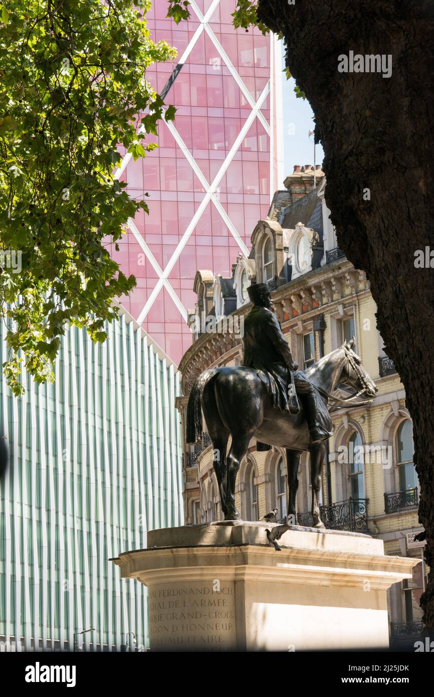 Nova Victoria e la statua equestre di Ferdinand Foch si trovano nei Lower Grosvenor Gardens, Londra Foto Stock