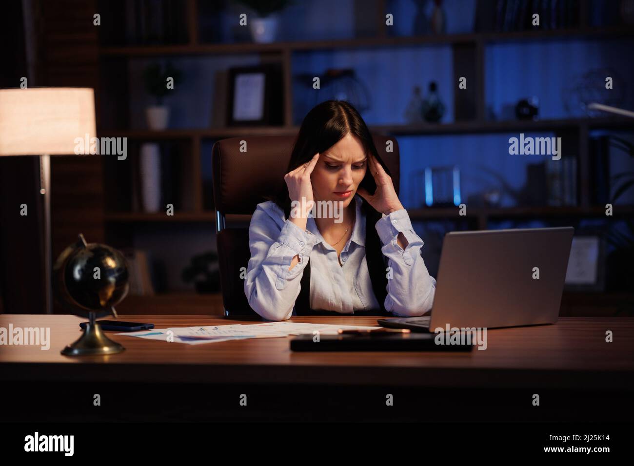 Donna d'affari stanca che lavora straordinario in ufficio. I lavoratori stressati hanno problemi finanziari e cercano idee per superare la crisi finanziaria. Imprenditore Foto Stock
