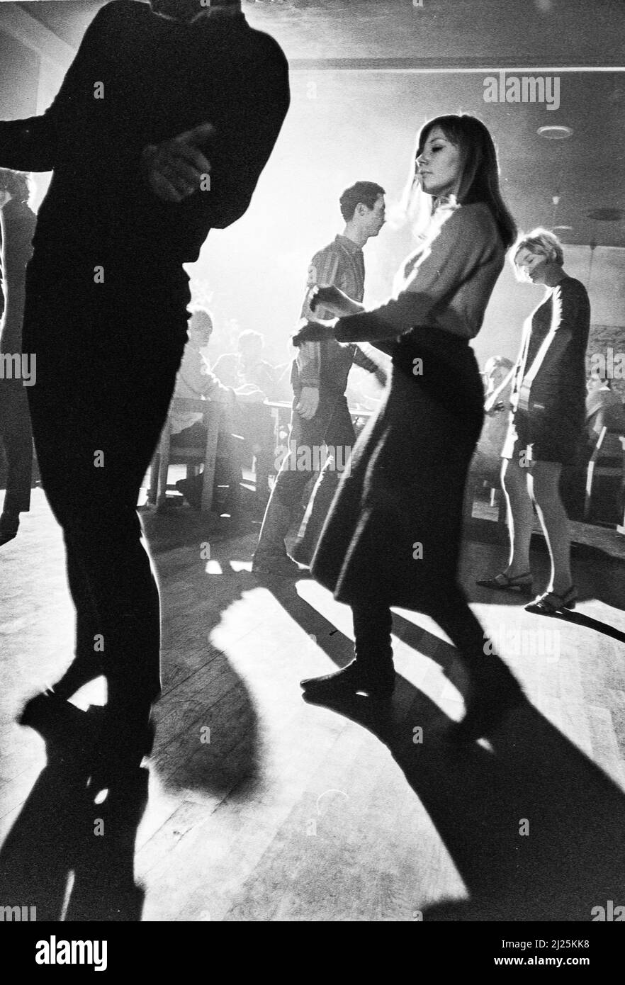 Giovane coppia che balla in discoteca, foto degli anni '60: Bo Arrhed Foto Stock