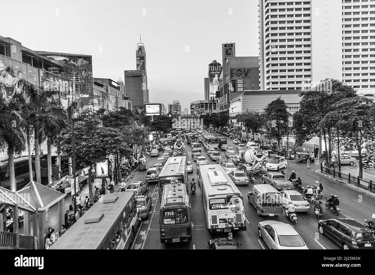Bangkok, Thailandia - 7 maggio 2009: Paesaggio urbano e traffico di Bangkok al tramonto con automobili ed edifici illuminati. Bangkok è famosa per il traffico intenso Foto Stock