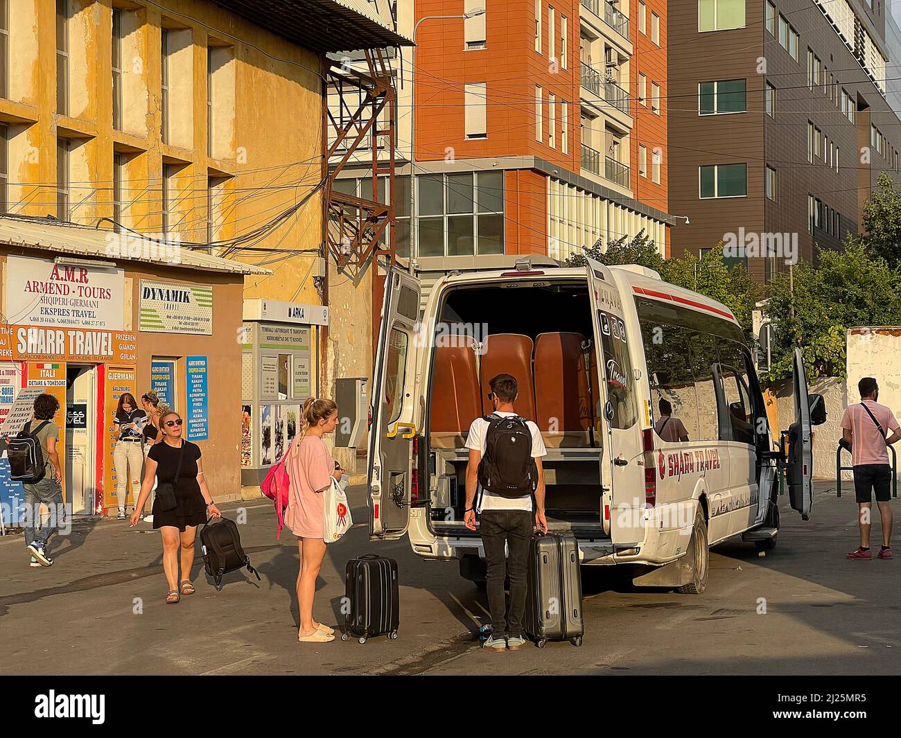 Travaelers alla stazione degli autobus di Tirana, albania Foto Stock