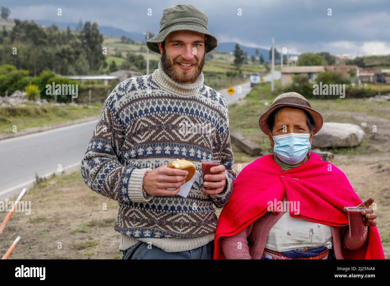 Volontario francese e donna indigena in un villaggio di Chimborazo, Ecuador Foto Stock