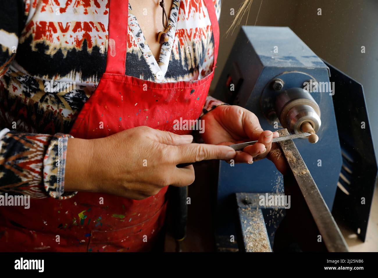 Donna che fa giocattoli in legno a Cuenca, Ecuador Foto Stock