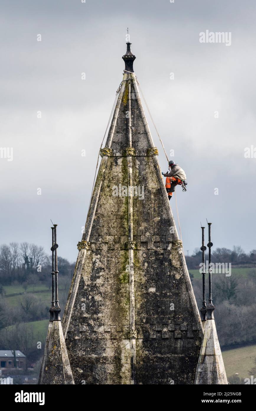 Un campanile che lavora sulla guglia della chiesa di nostra Signora dell'Assunzione, Tavistock, Devon, Regno Unito Foto Stock