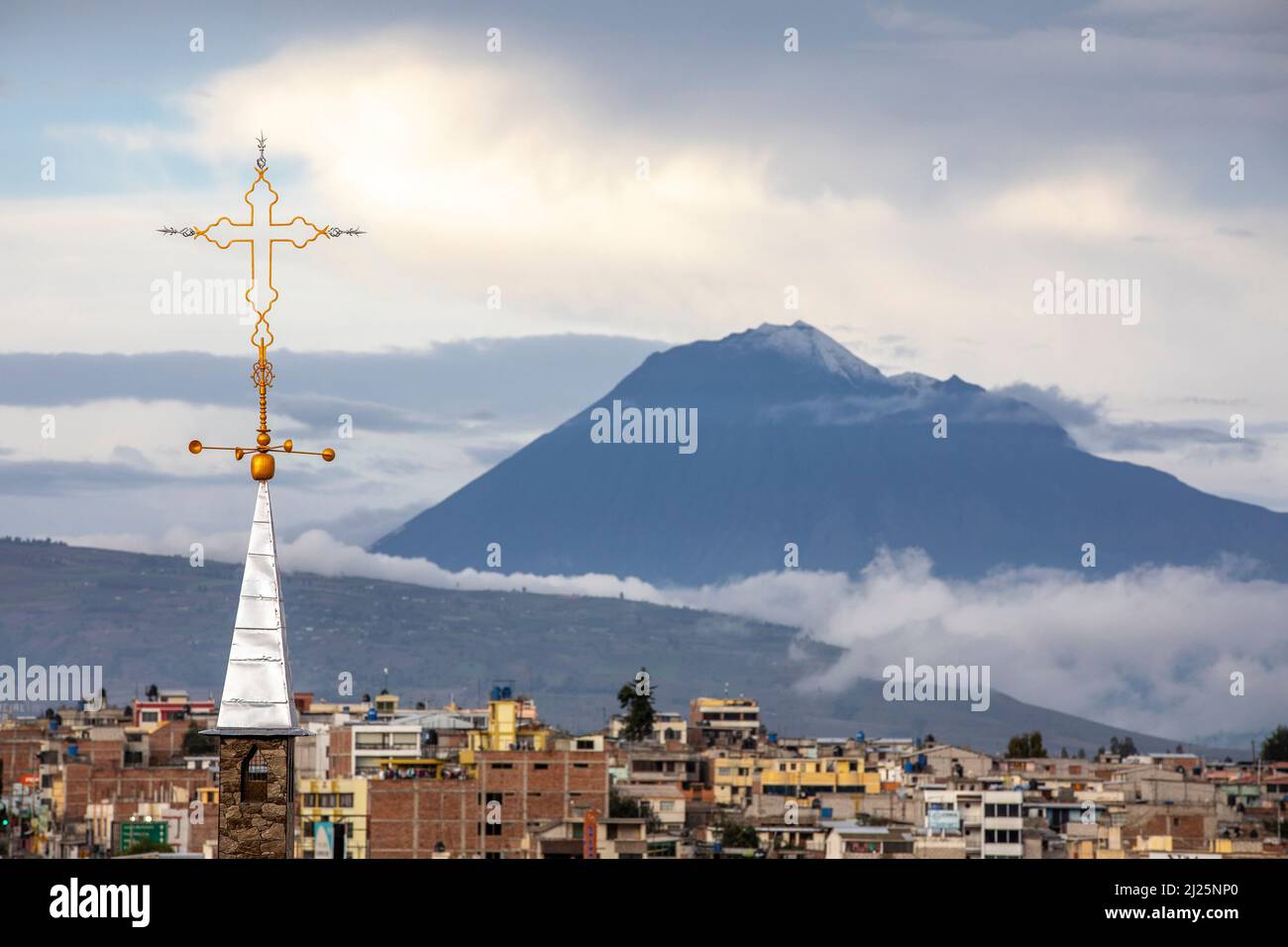 Edifici, guglia e vulcano, Riobamba, Ecuador Foto Stock