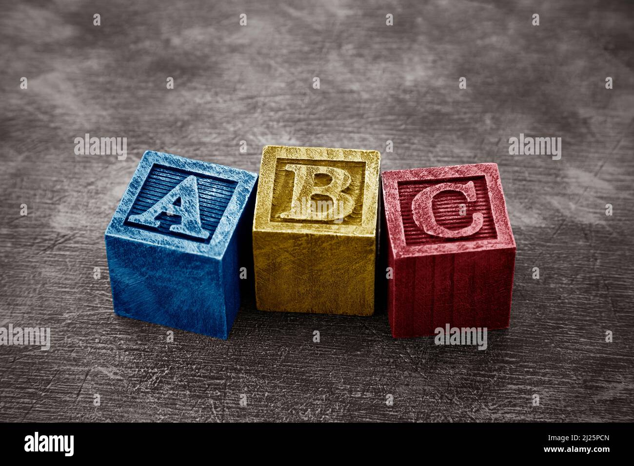 Blocchi d'alfabeto vintage su sfondo di legno Foto Stock