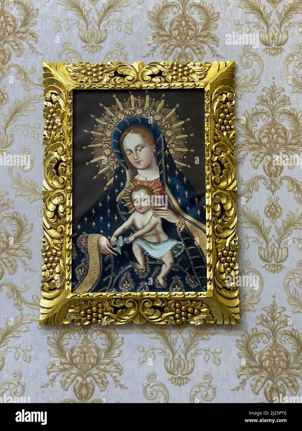 Foto cristiana esposta in una sala a Riobamba, Ecuador. Vergine e bambino Foto Stock