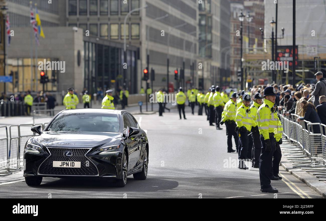 Londra, Inghilterra, Regno Unito. L'auto dell'Ambasciatore Giapponese (Lexus LS500h AWD - JPN 1D) arriva al Servizio del Commonwealth presso l'Abbazia di Westminster, Londra, 14th Mar Foto Stock