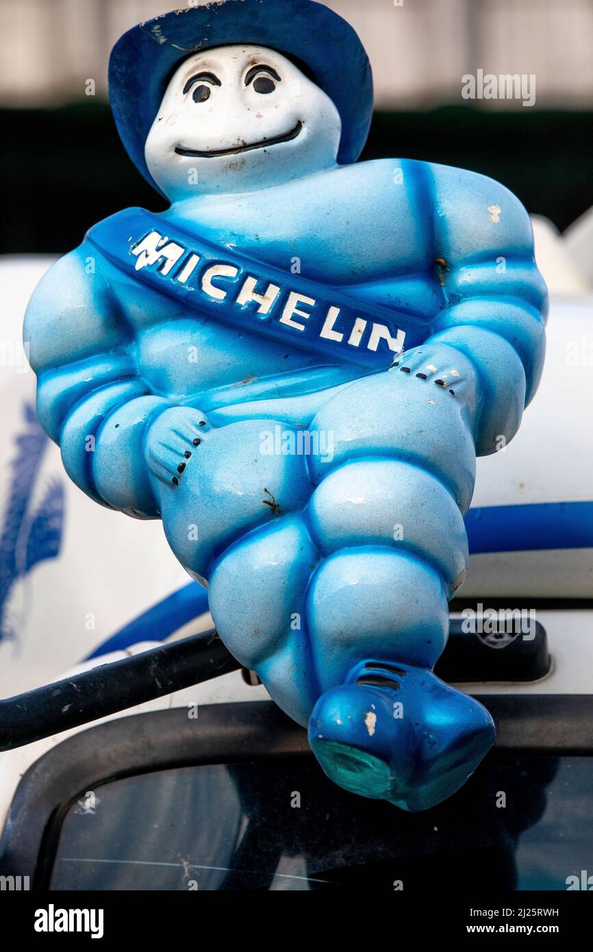 Uomo Michelin su un camion a Riobamba, Ecuador Foto Stock
