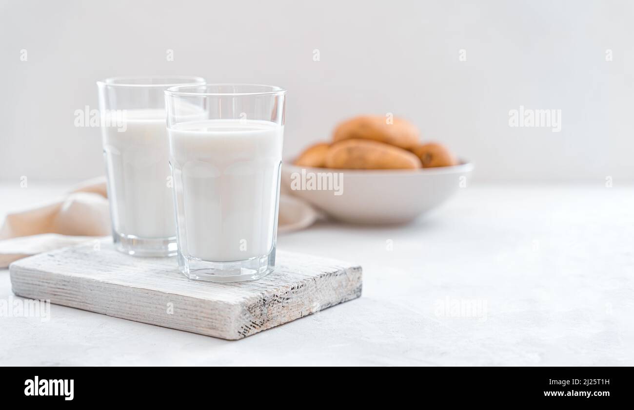 Latte vegetale, bevanda di kortofel su sfondo bianco. Latte vegetariano senza lattosio. Foto Stock