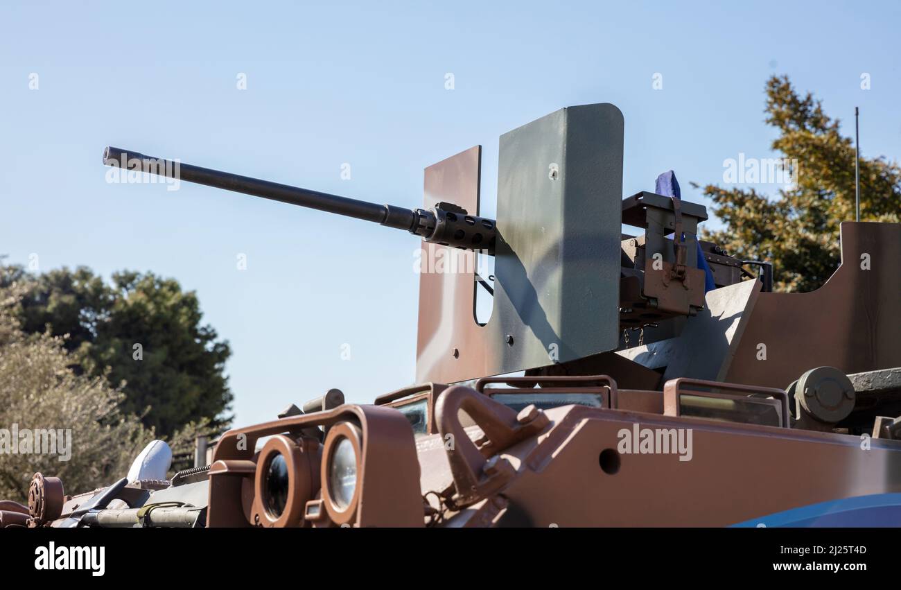 m2 machinegun Browning su un veicolo di trasporto del personale Armored, parata militare. Arma pesante di guerra, sfondo cielo blu. Attrezzatura militare per la lotta e d Foto Stock