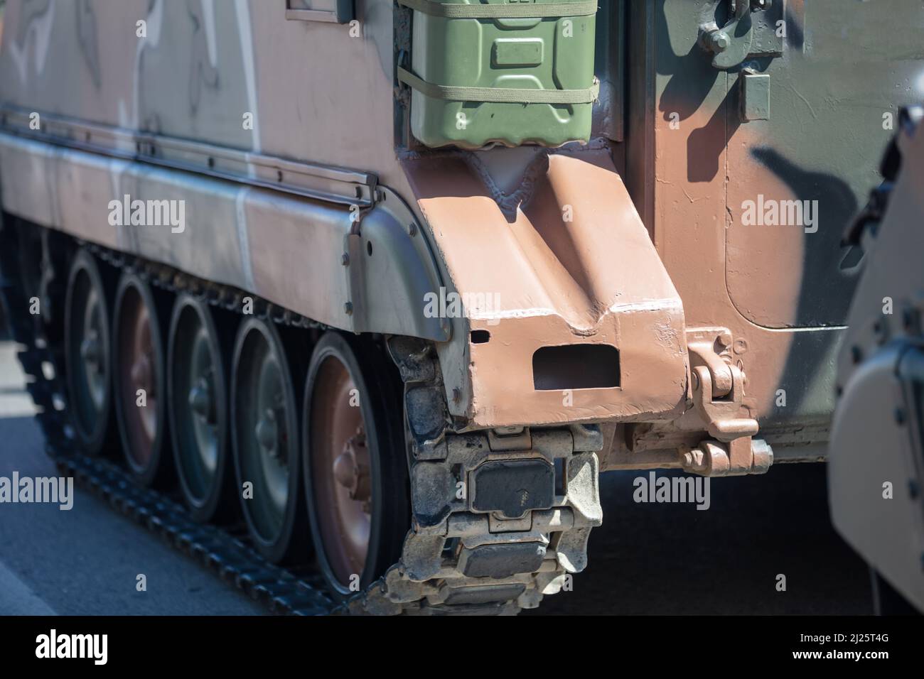 Carro armato militare, strada asfaltata. Arma da guerra, colore camuffamento veicolo corazzato, vista ravvicinata. Attrezzatura militare per la difesa Foto Stock