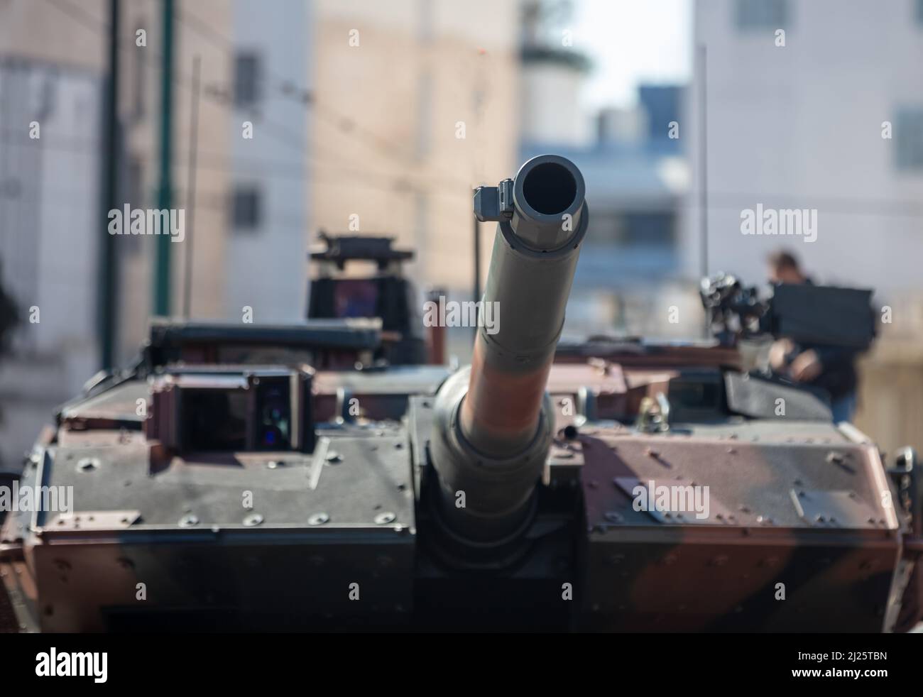 Leopardo principale serbatoio di battaglia, parata militare. Veicolo pesante da guerra, sfondo della città. Attrezzature militari per la lotta e la difesa Foto Stock