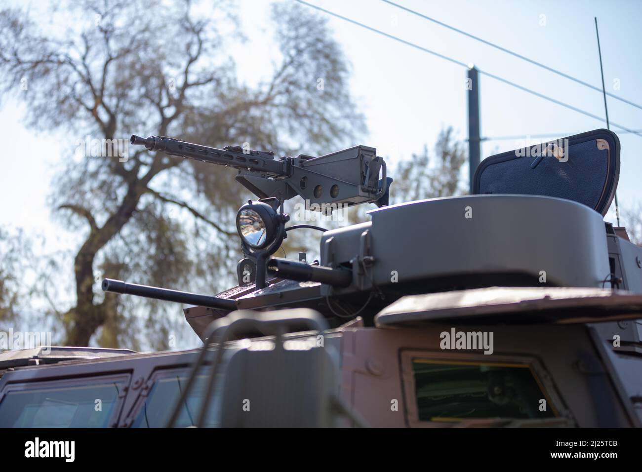 Mitragliatrice su una torretta portautensili, parata militare. Arma pesante di guerra, sfondo del cielo. Attrezzature militari per la lotta e la difesa Foto Stock