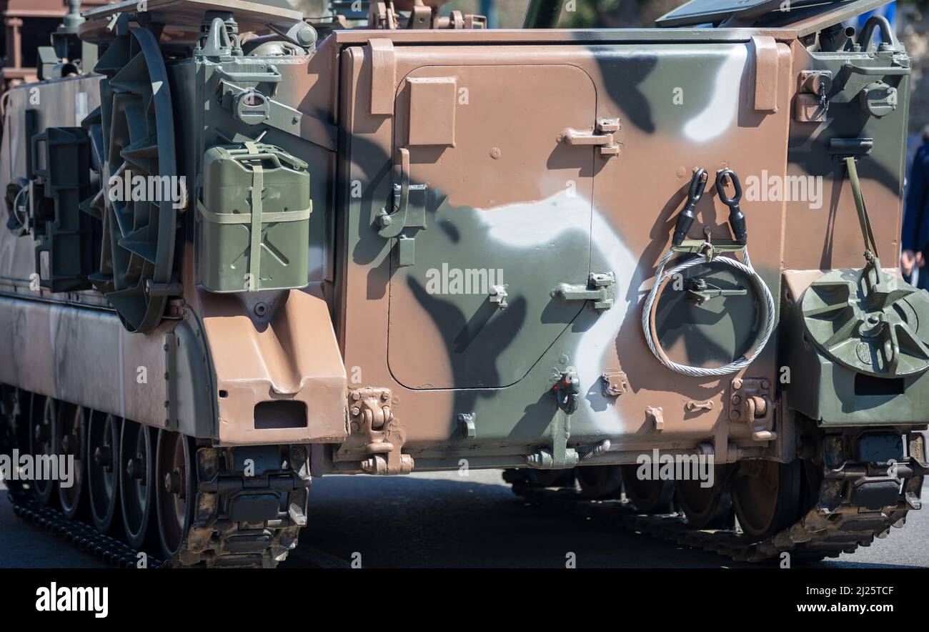 M113 corazzato portatore APC, sfilata militare. Arma da guerra, camouflage colore tracciato veicolo, vista ravvicinata. Macchina militare per la lotta e la difesa Foto Stock