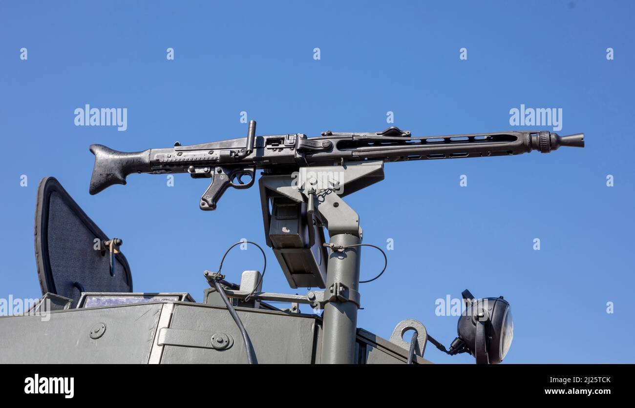 Mitragliatrice su una torretta portautensili, parata militare. Arma pesante di guerra, sfondo cielo blu. Attrezzature militari per la lotta e la difesa Foto Stock