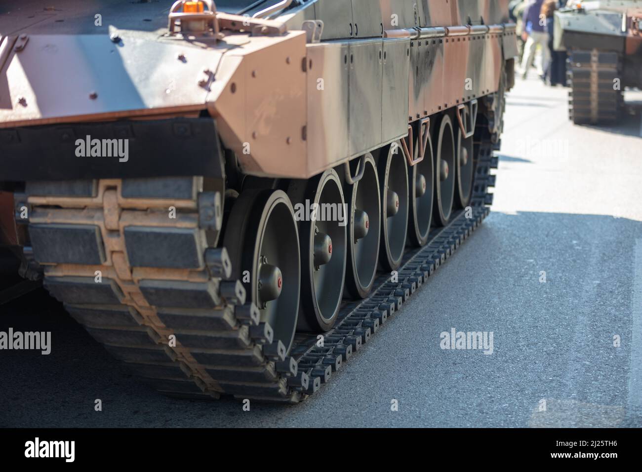 Parata militare. Colore camouflage veicolo corazzato, vista ravvicinata, arma da guerra. Attrezzature militari per la lotta e la difesa Foto Stock