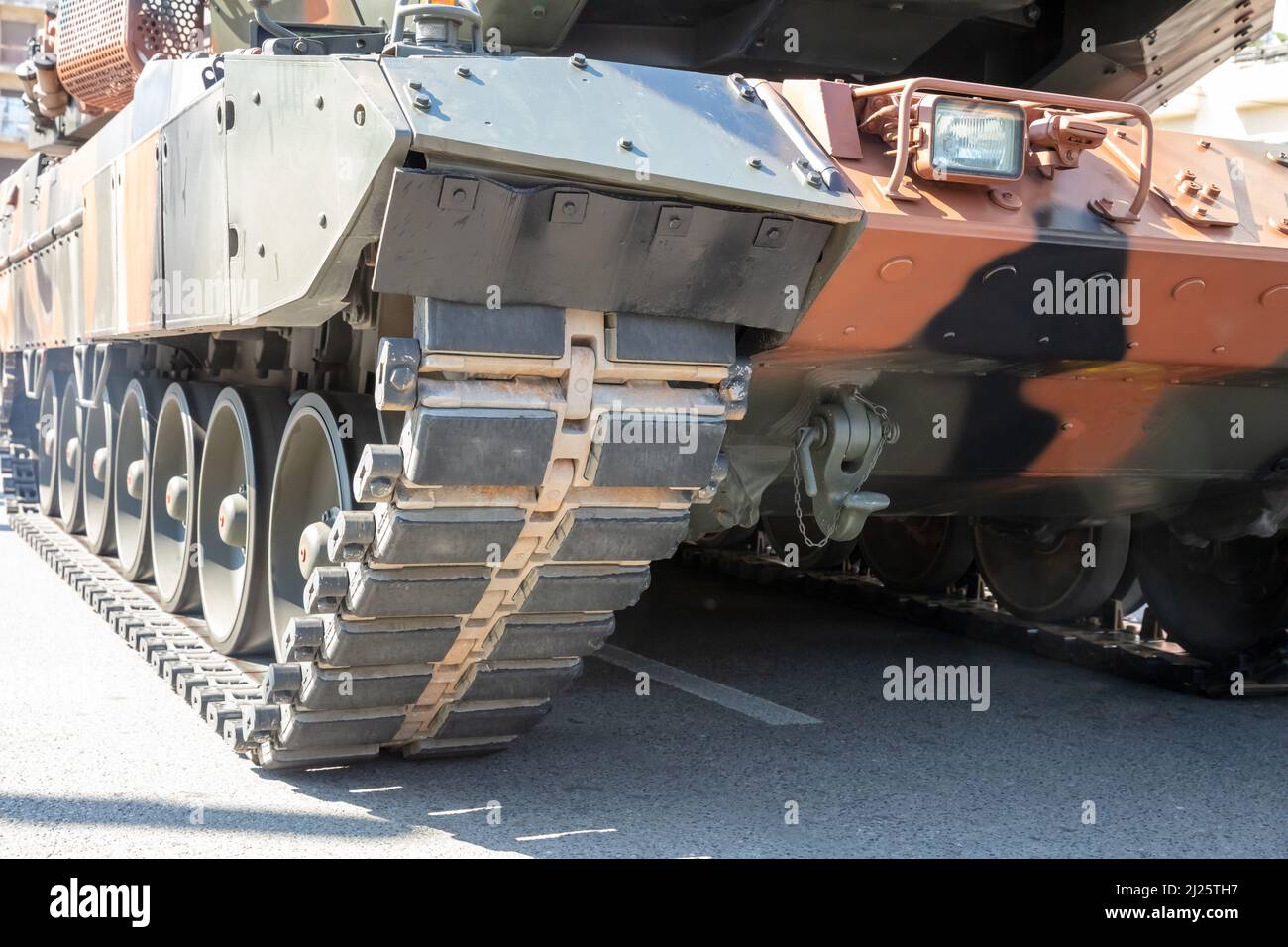 Parata militare. Colore camouflage veicolo corazzato, vista ravvicinata, arma da guerra. Attrezzature militari per la lotta e la difesa Foto Stock