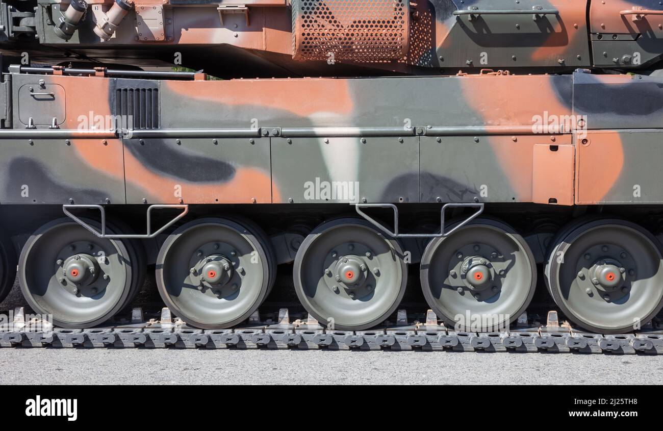 Parata militare. Colore camouflage veicolo corazzato, vista ravvicinata, arma da guerra. Attrezzature militari per la lotta e la difesa Foto Stock