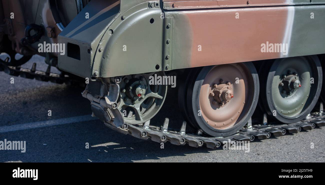 Parata militare. Colore camouflage veicolo corazzato, vista ravvicinata, arma da guerra. Attrezzature militari per la lotta e la difesa Foto Stock