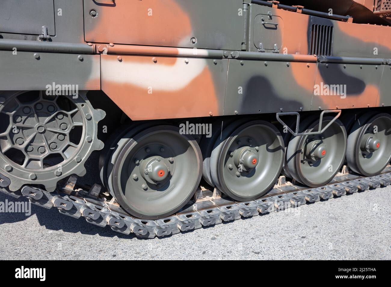 Parata militare. Colore camouflage veicolo corazzato, vista ravvicinata, arma da guerra. Attrezzature militari per la lotta e la difesa Foto Stock