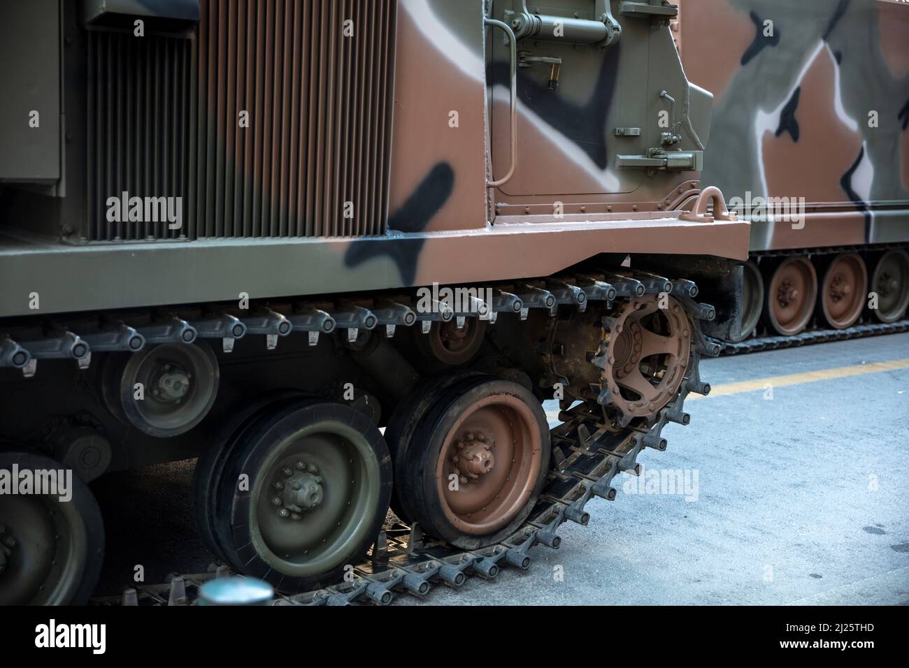 Parata militare. Colore camouflage veicolo corazzato, vista ravvicinata, arma da guerra. Attrezzature militari per la lotta e la difesa Foto Stock