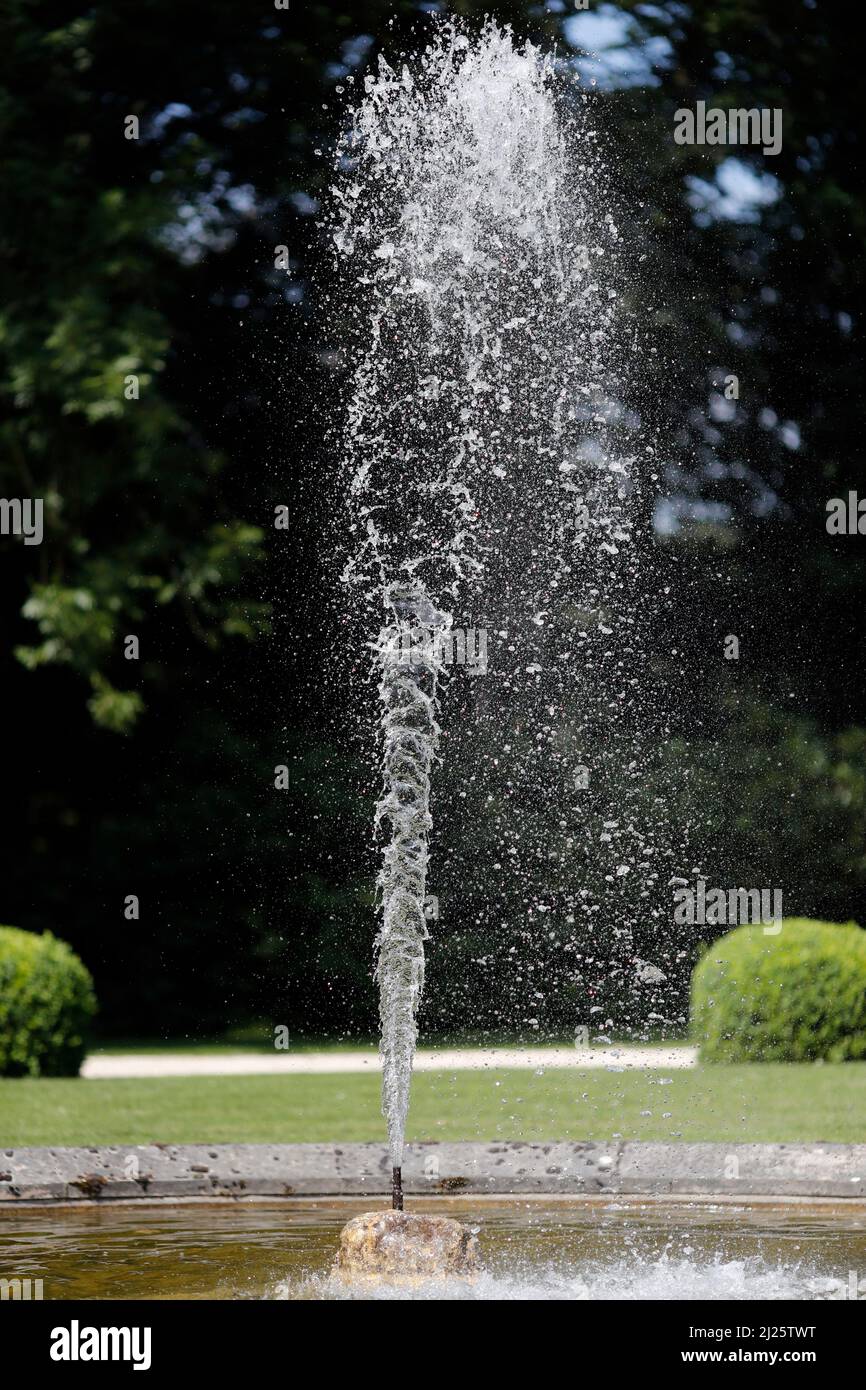 Getti d'acqua di una fontana che si spruzzi in una giornata di sole. Foto Stock