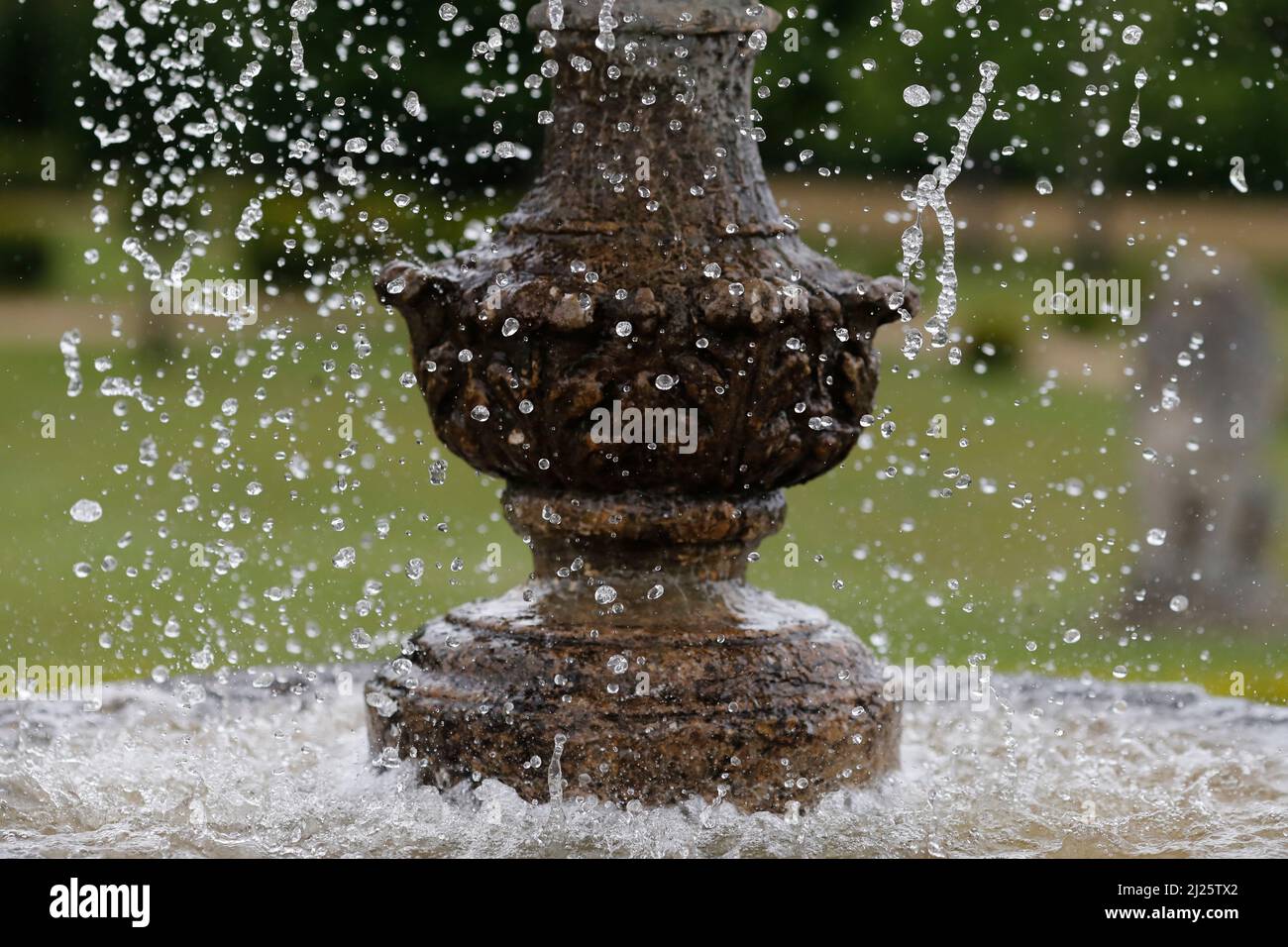 Getti d'acqua di una fontana che si spruzzi in una giornata di sole. Foto Stock