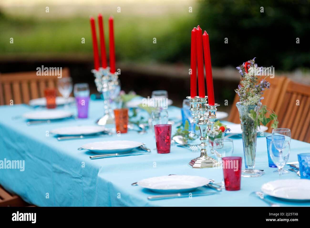 Tavolo in giardino. Pranzo di compleanno. Foto Stock