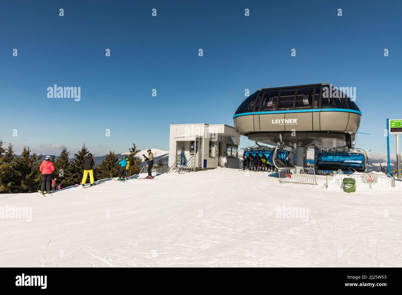 SPINDLERUV MLYN, REPUBBLICA CECA - 10 marzo 2022: Aereo, la stazione più alta della funivia. Hromovka in montagna Krkonose, il più popolare sci ceco Foto Stock