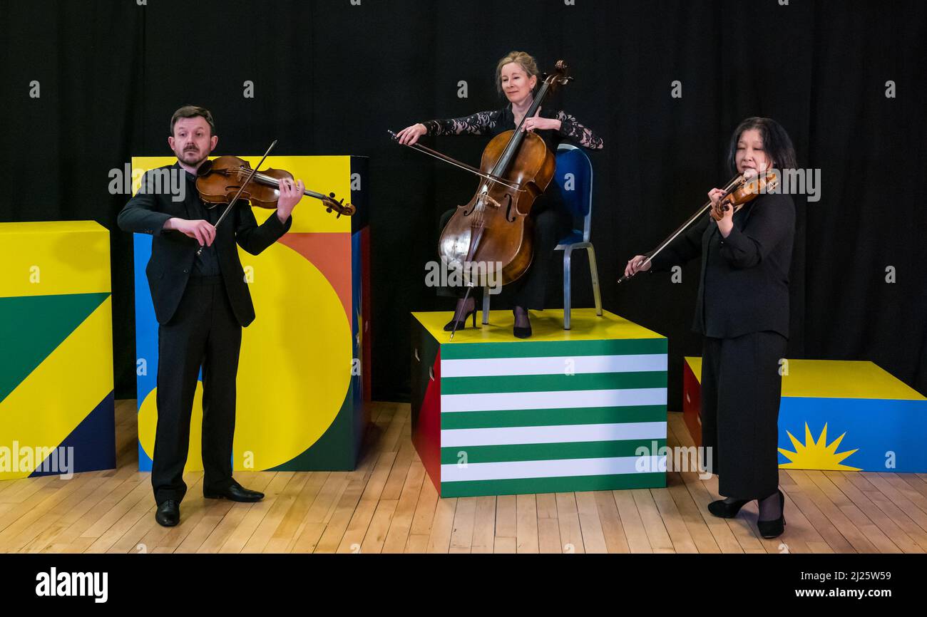 Leith, Edimburgo, Regno Unito, Scozia, 30 marzo 2022. Lancio del Festival Internazionale di Edimburgo: Musicisti della Royal Scottish National Orchestra suonano musica per lanciare il festival con da L a R Felix Tanner (violinista), Betsy Taylor (violista) e Maya Iwabuchi (violinista) Foto Stock