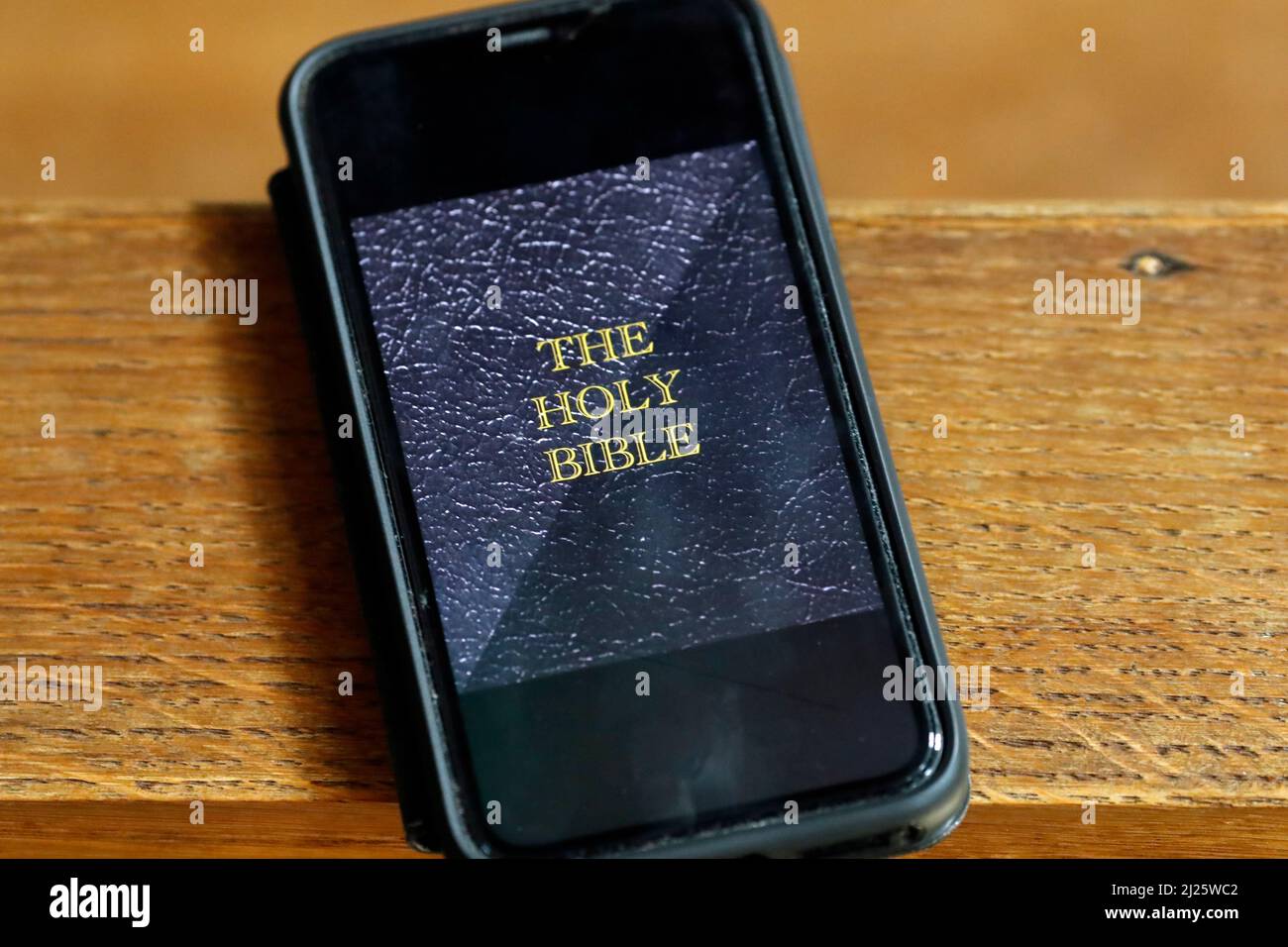 Bibbia Santa digitale su smartphone fede e religione concetto. Foto Stock