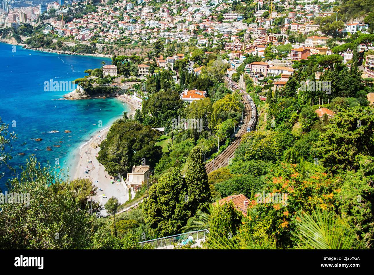 Splendida vista sulla spiaggia di Roquebrune-Cap-Martin e la spiaggia di Buse, la baia di Roquebrune, la baia di Monte-Carlo. costa Azzurra, Francia, Europa Foto Stock