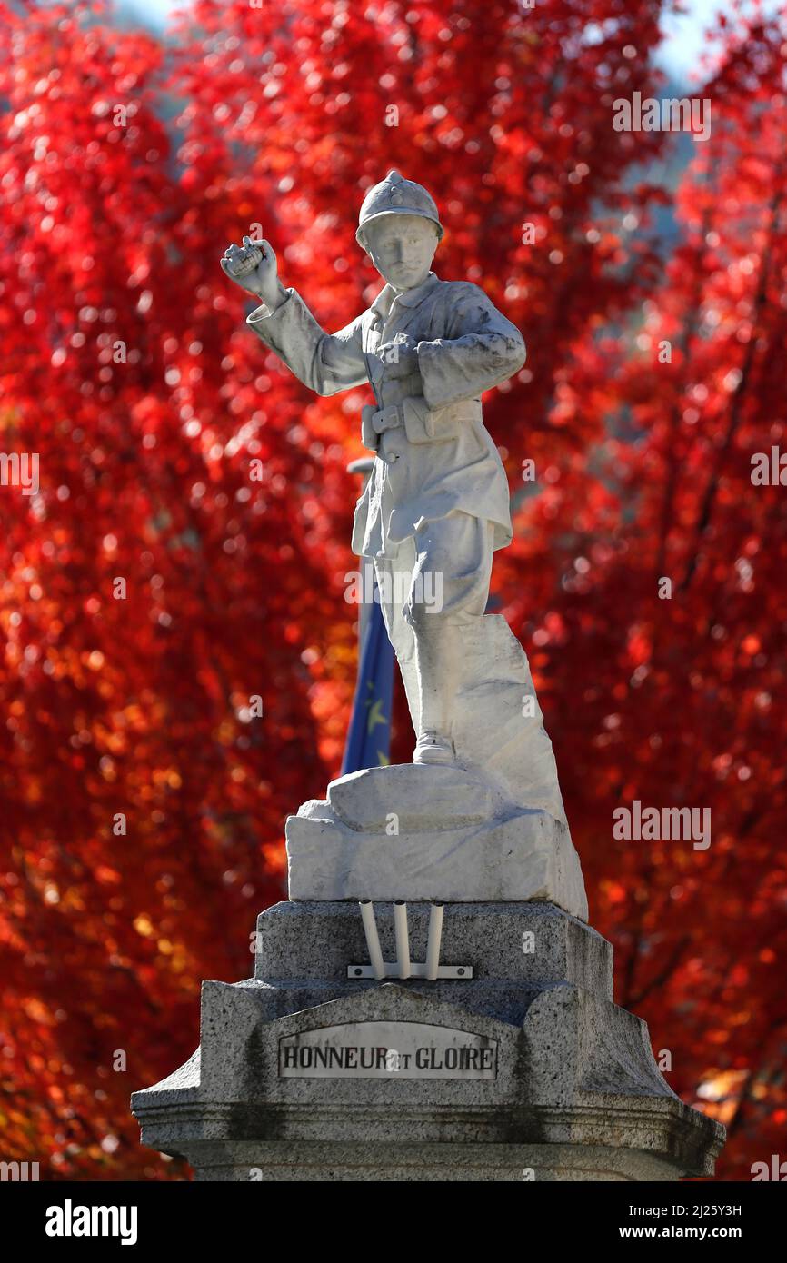 Saint Gervais les Bains villaggio. Statua commemorativa della guerra. Foto Stock