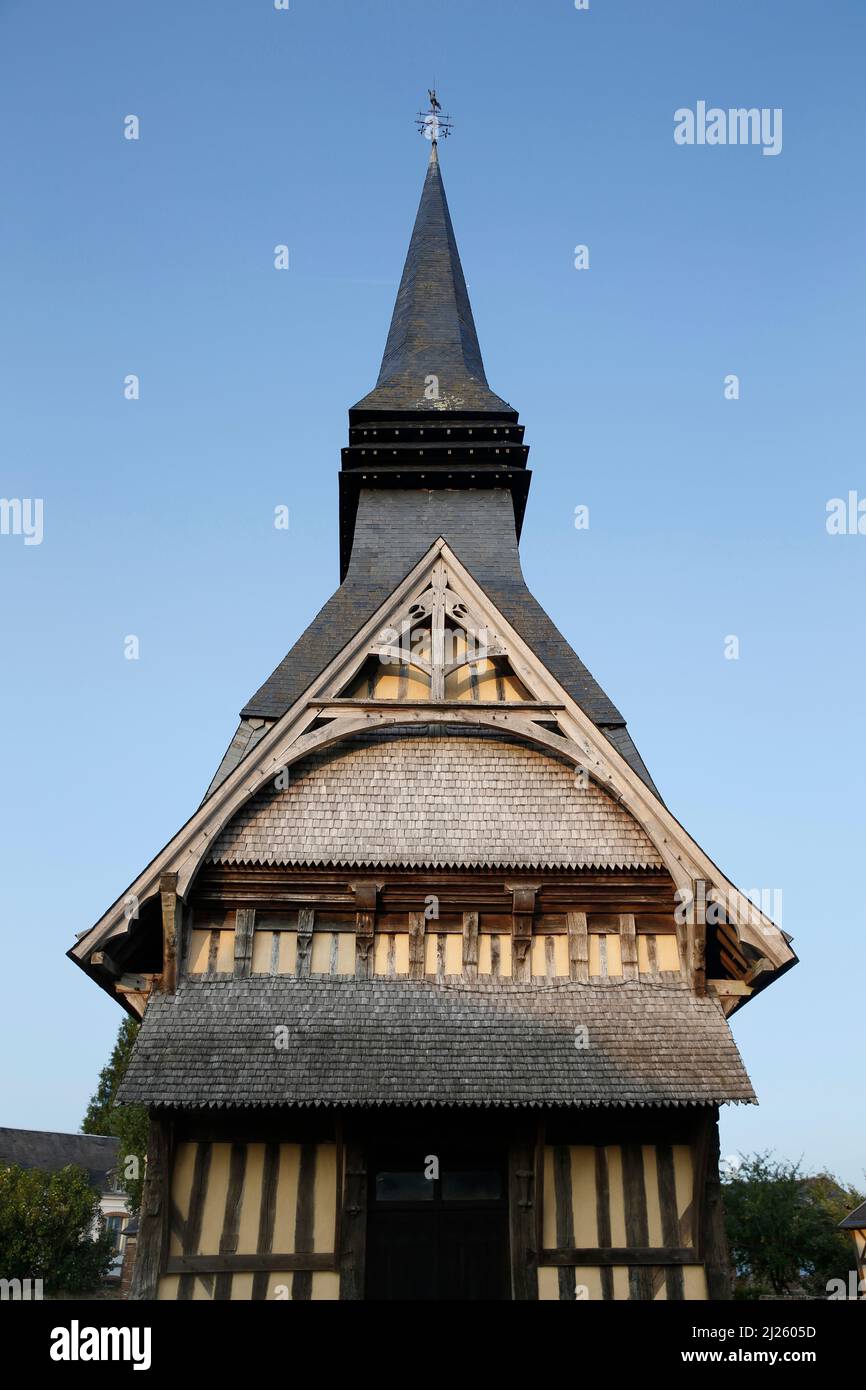 Chiesa in un villaggio in Normandia, Francia Foto Stock