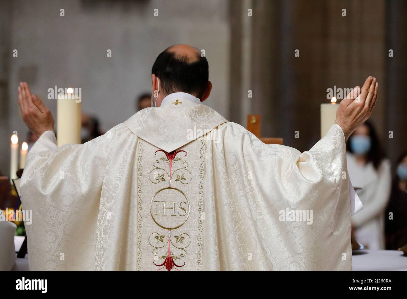 Messa Domenica nella chiesa di Saint Nicolas, Beaumont-le-Roger, Eure, Francia Foto Stock