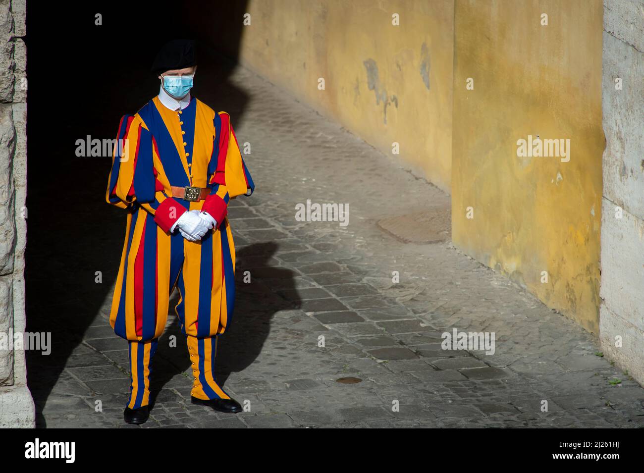 Guardia svizzera nel cortile di San Damaso in Vaticano Foto Stock
