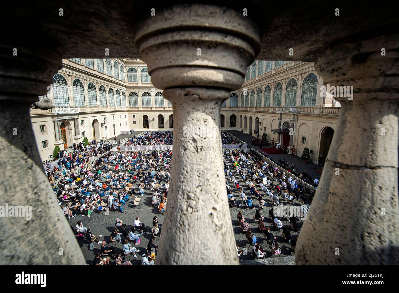 Una visione generale mostra i partecipanti e Papa Francesco durante l'udienza generale settimanale presso il cortile di San Damaso in Vaticano. Foto Stock
