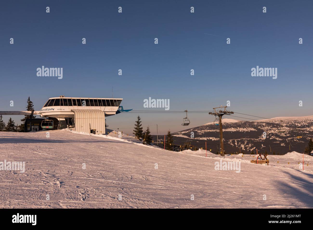 SPINDLERUV MLYN, REPUBBLICA CECA - 9th marzo 2022: Medvedin, la stazione più alta della funivia. Medvedin in montagna Krkonose, la più popolare zica ceca Foto Stock