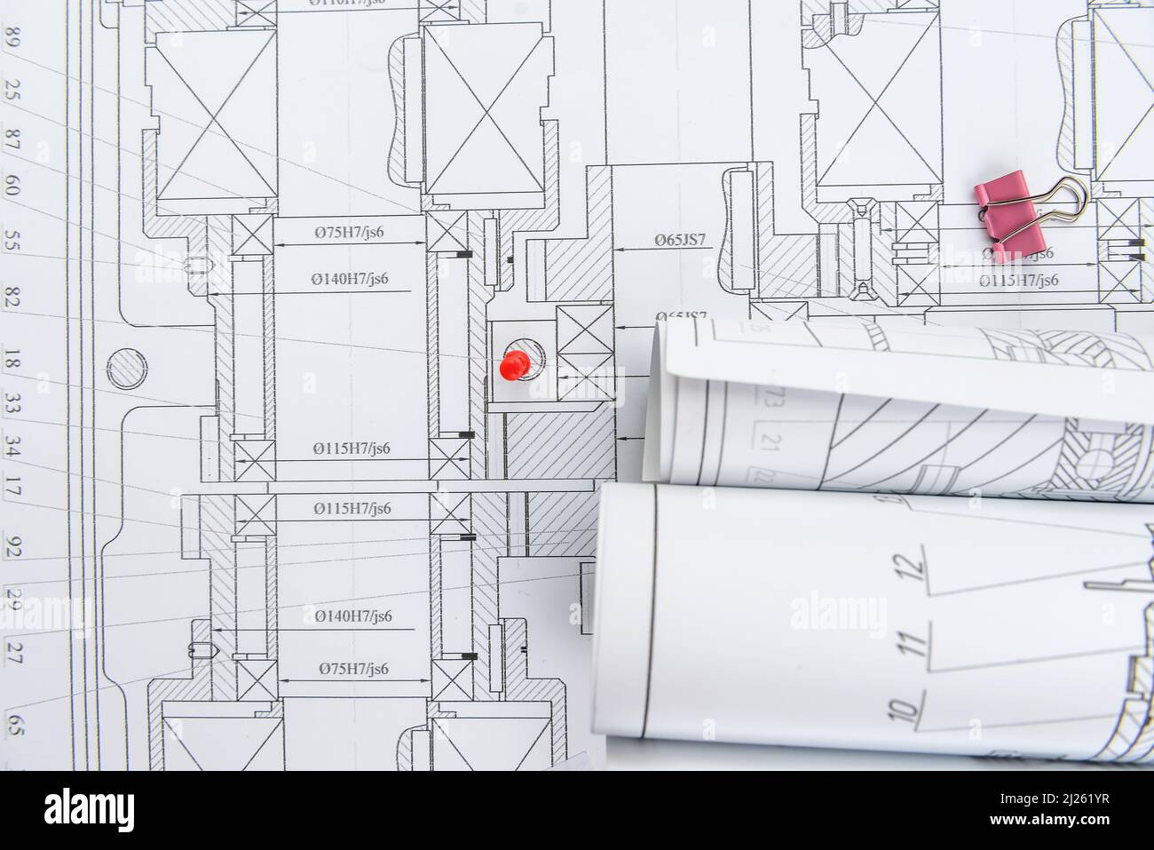 Carta con disegni tecnici e attrezzatura su tavola. Luogo di lavoro Foto Stock
