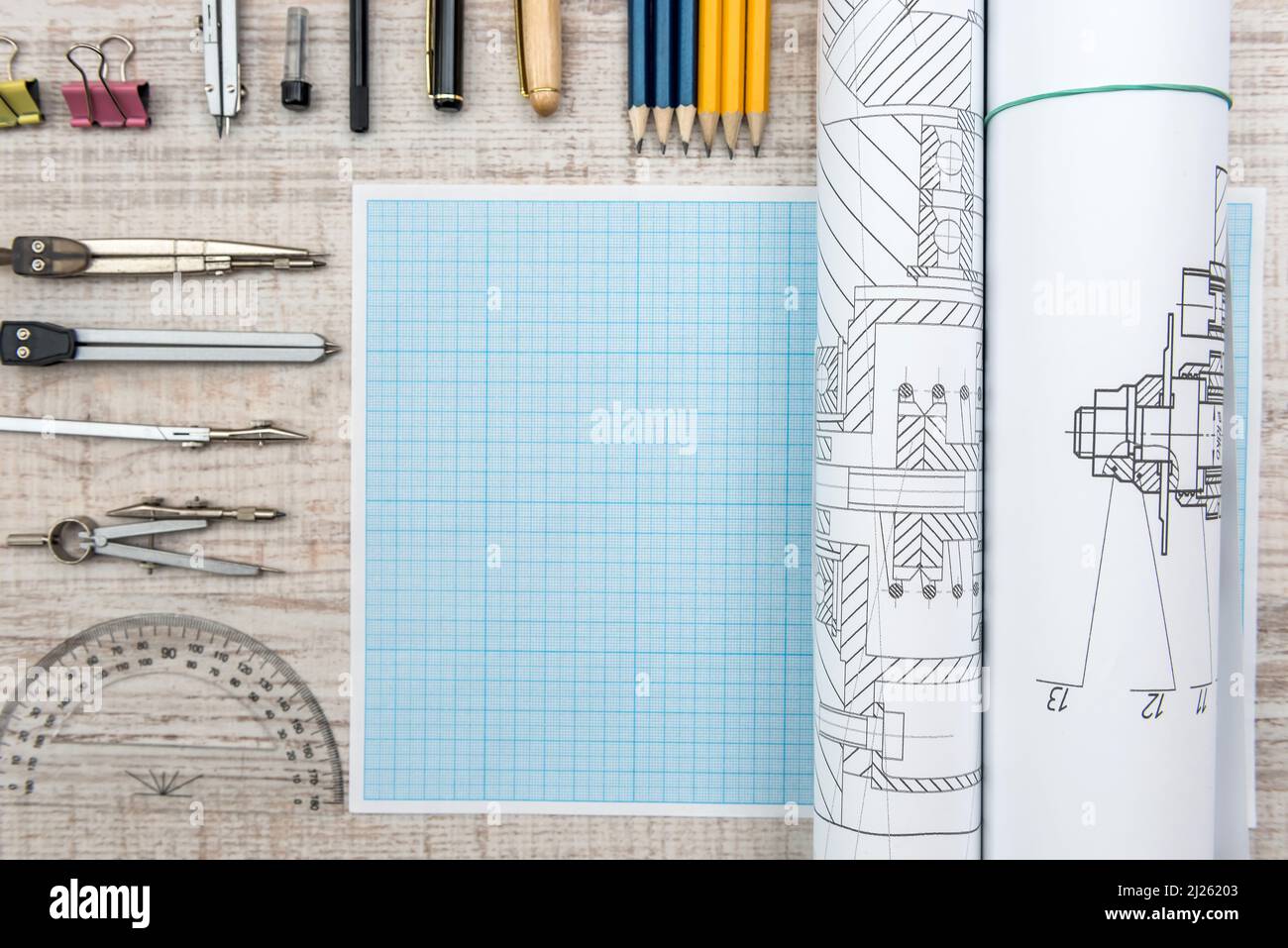 Disegno tecnico con carta millimetrica e strumenti di disegno. Matematica e ingegneria Foto Stock