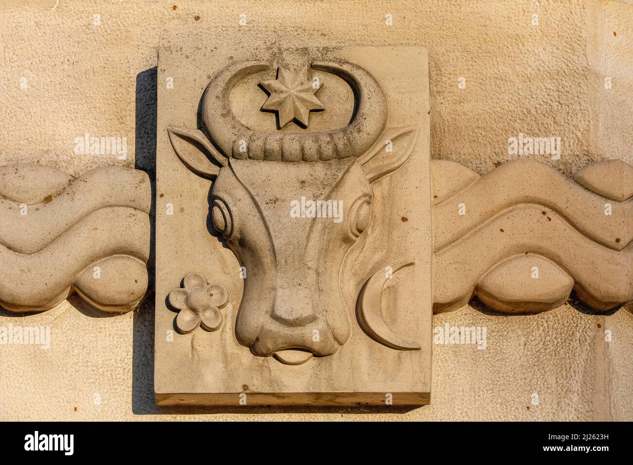 Testa Auroch scolpita sul piedistallo di una statua di Stefano III a Chisinau, Moldavia Foto Stock