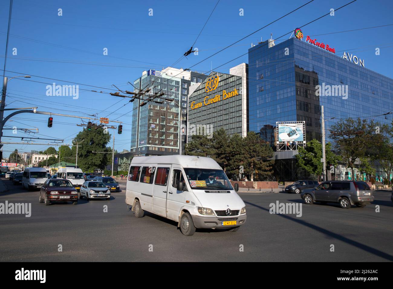 Traffico ed edifici nel centro di Chisinau, Moldavia Foto Stock