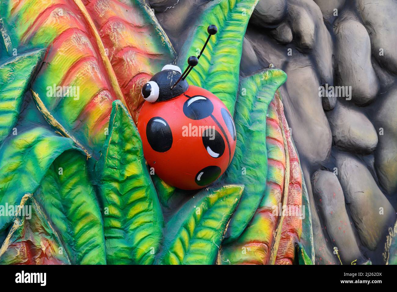 Viareggio-Italy-October 2022 il famoso carnevale dove sfilano sul lungomare carri allegorici costruiti da artigiani locali. Foto Stock