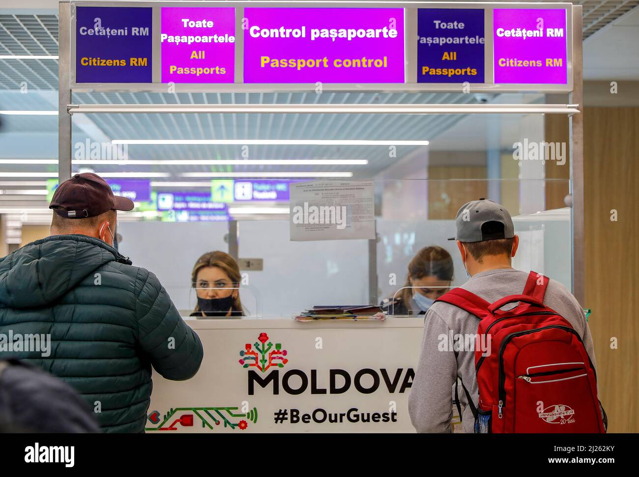 Controllo dei passaporti all'aeroporto di Chisinau, Moldavia Foto Stock