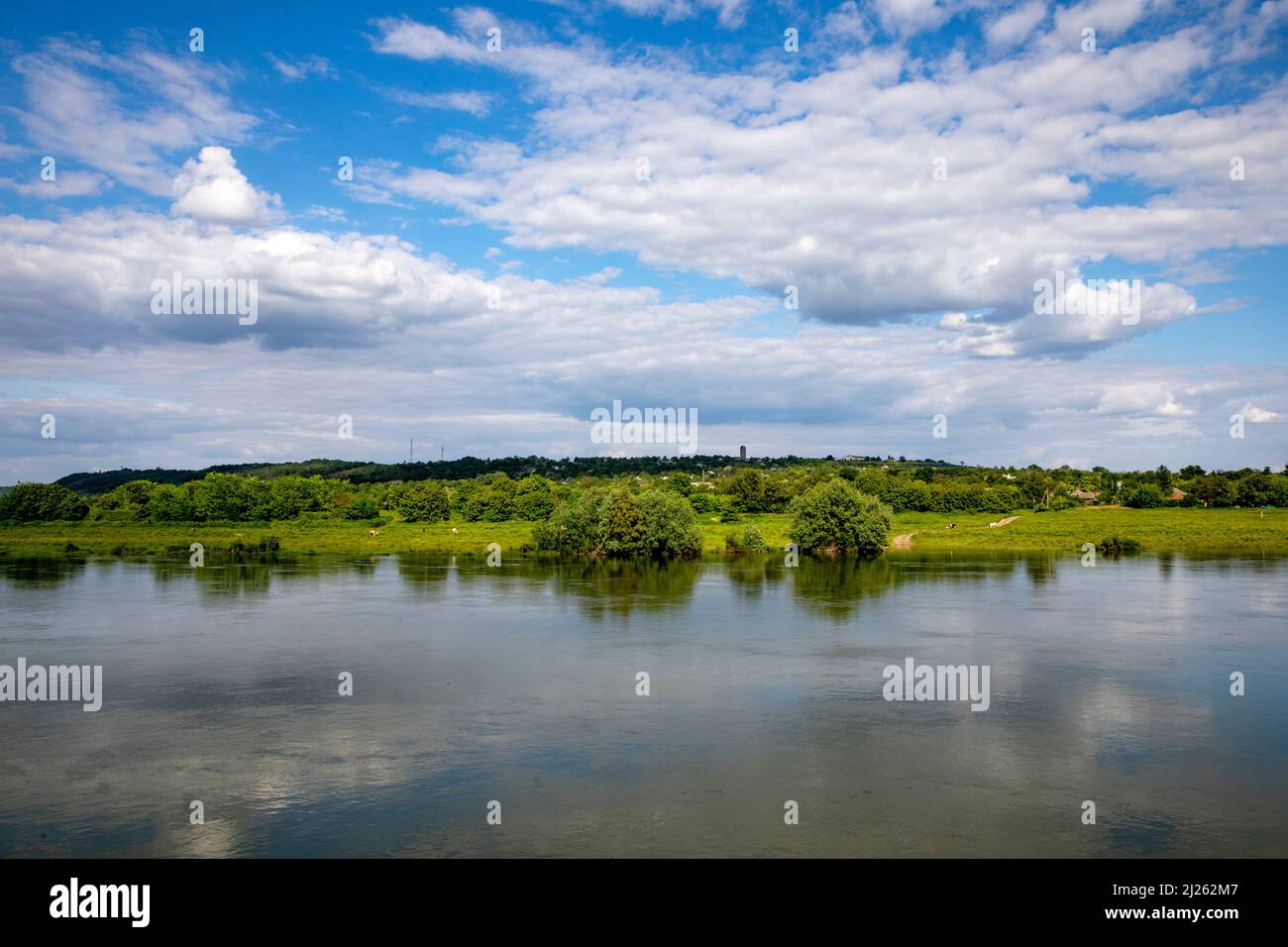 Vista sul fiume Dniestr e l'Ucraina da Soroca, Moldavia Foto Stock