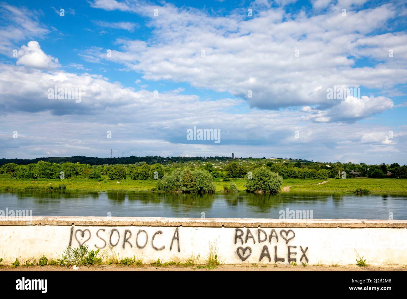 Vista sul fiume Dniestr e l'Ucraina da Soroca, Moldavia Foto Stock