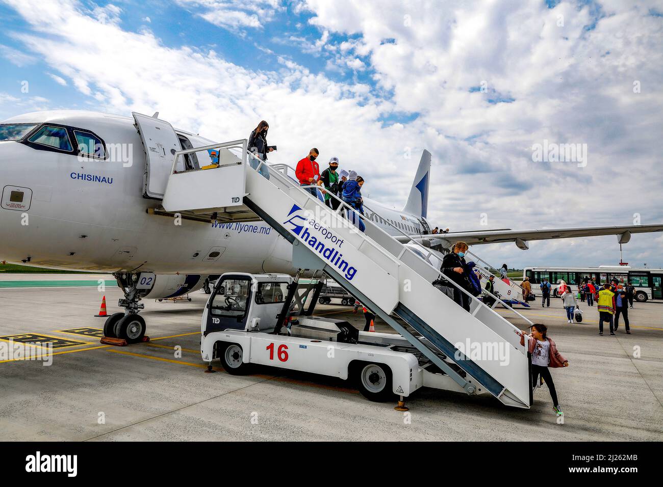 Passeggeri che scenderanno dall'aereo all'aeroporto di Chisinau, Moldavia Foto Stock